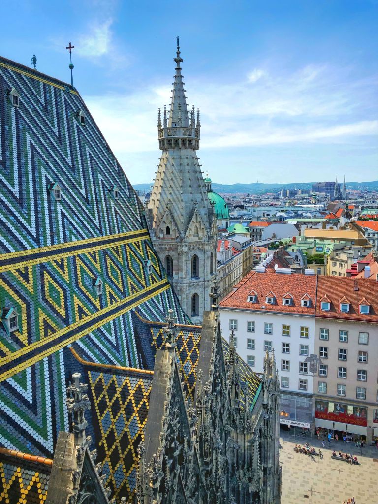 Tetto a mosaico del Duomo di Santo Stefano (Stephansdom) con vista sullo skyline del centro storico di Vienna, Austria