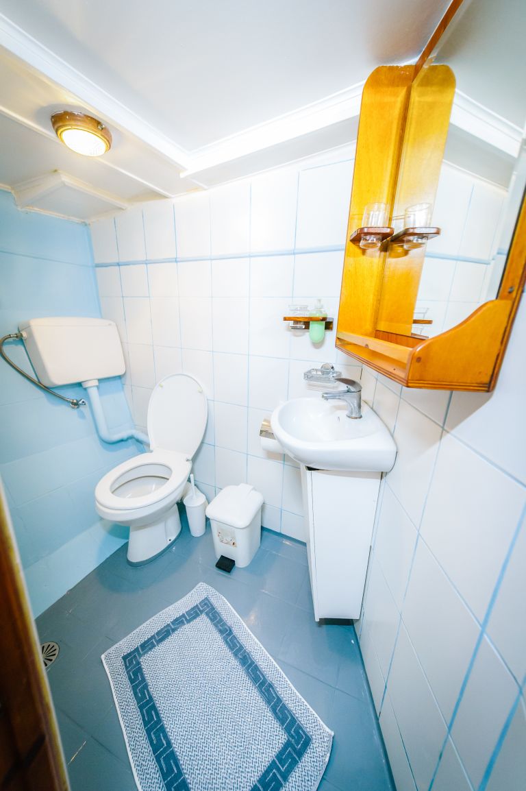 Bagno interno barca