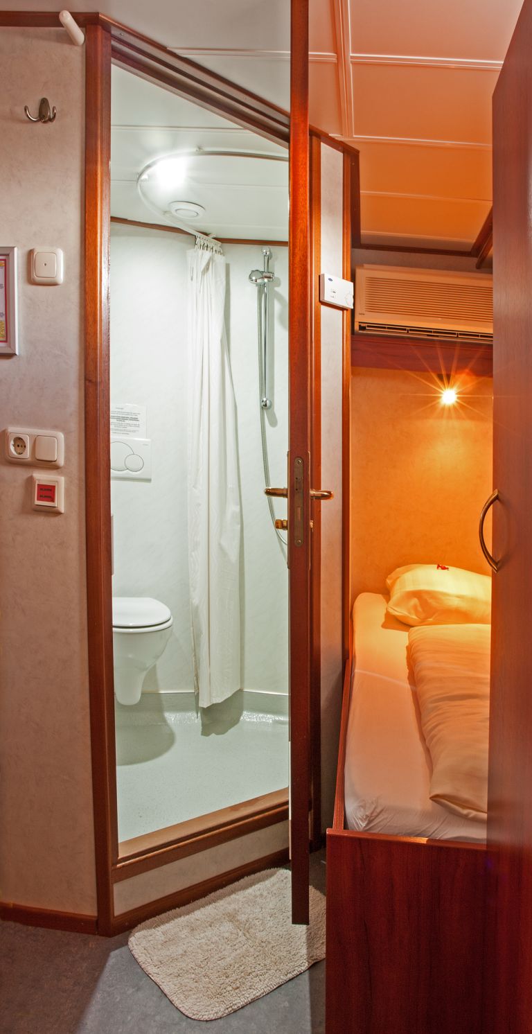 dettaglio bagno con doccia interno barca zwaantje