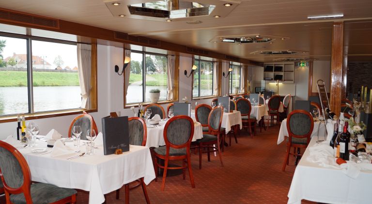 Sala da pranzo elegante con finestre panoramiche su una crociera.