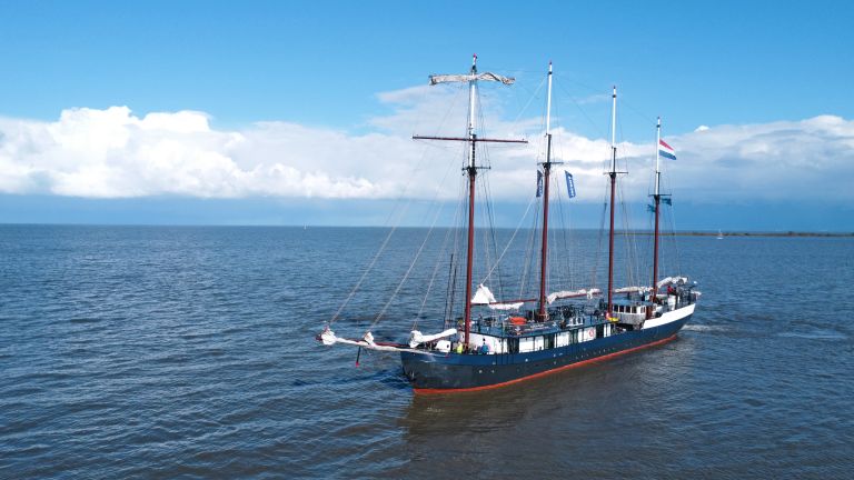 Veliero a quattro alberi nelle acque del Mare del Nord durante un viaggio a vela in Olanda.
