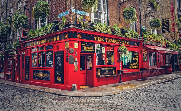 Pub tradizionale irlandese con facciata rossa a Dublino, Irlanda, famoso per l'atmosfera conviviale.