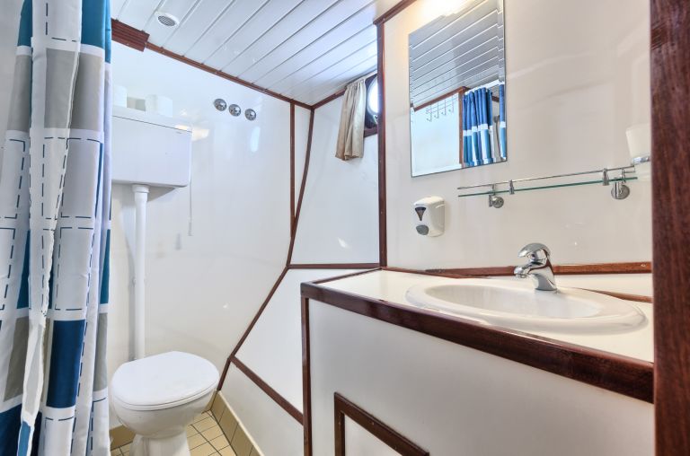 Bagno compatto con specchio, interno barca "Romantica"