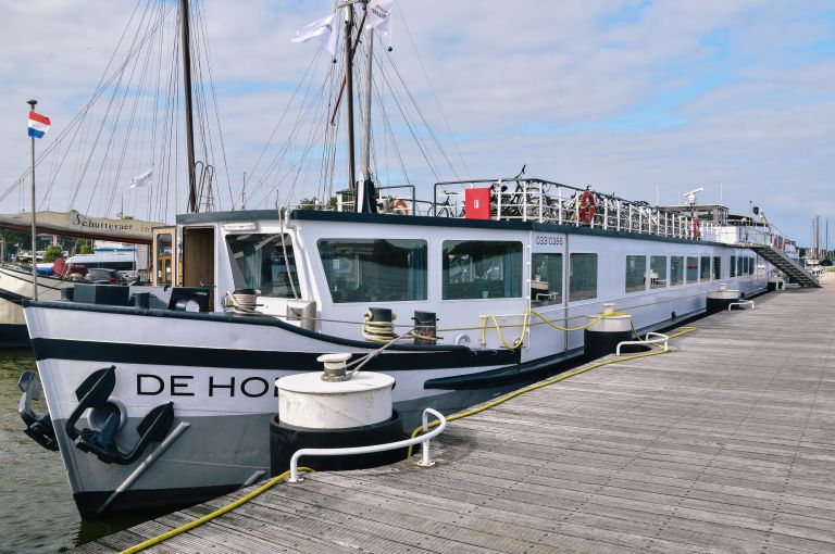 Nave da crociera fluviale attraccata su un molo nei Paesi Bassi.