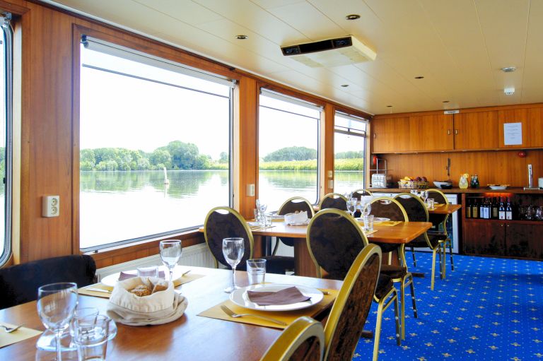 Sala ristorante con ampie vetrate luminose