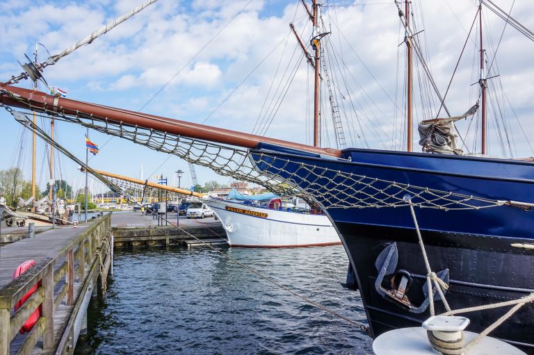 Veliero con grandi vele ormeggiato nel porto di Harlingen, Olanda.