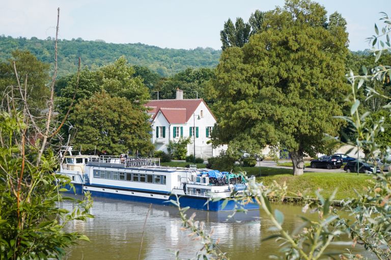 Nave fluviale Zwaantje naviga lungo il canale
