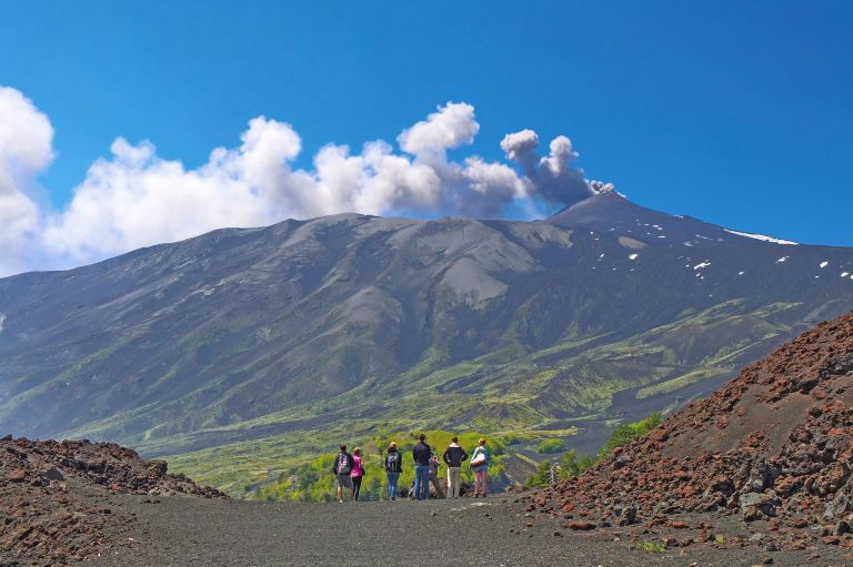 Gruppo in escursione durante un trekking nei Monti Peloritani in Sicilia