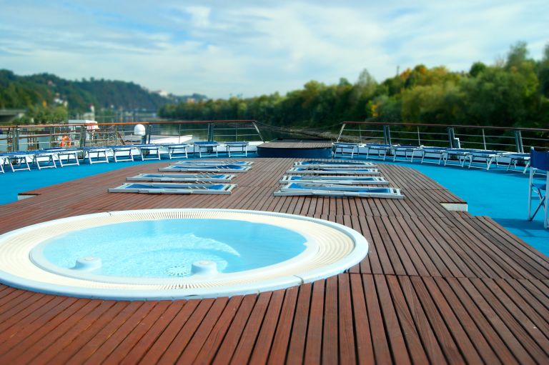 Jacuzzi e sedie a sdraio sul ponte della nave "Primadonna"