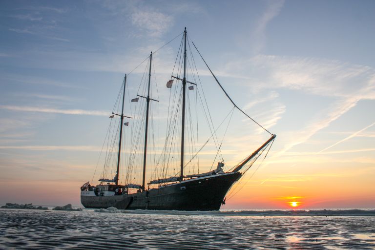 Barca a vela mare "fan Fryslân" naviga al tramonto nel mare di Olanda, durante una crociera tra le isole del Mare del Nord.