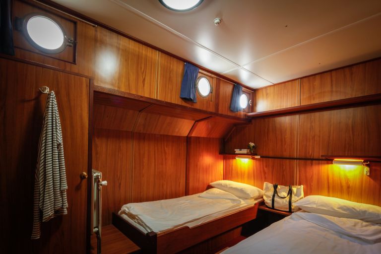 Cabina doppia con due letti singoli interno "Vita Pugna"