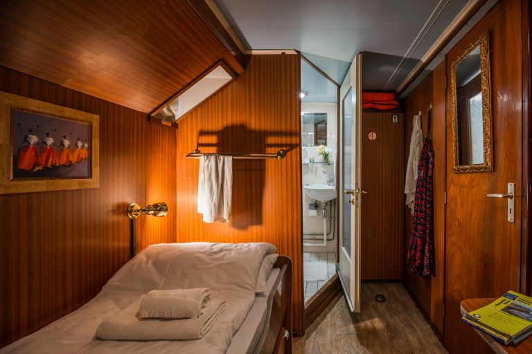 Interno barca "L'Estello", spaziosa cabina con letto singolo