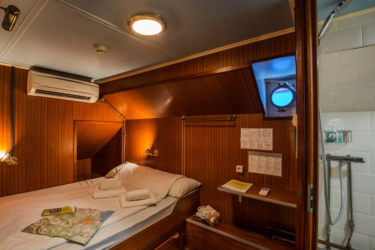 Cabina con letto matrimoniale interno barca "L'Estello"