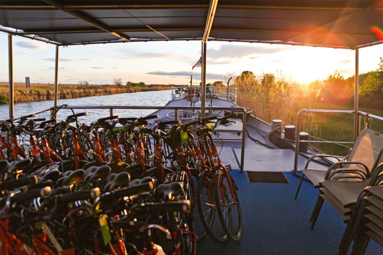 Bici parcheggiate sul ponte della chiatta fluviale