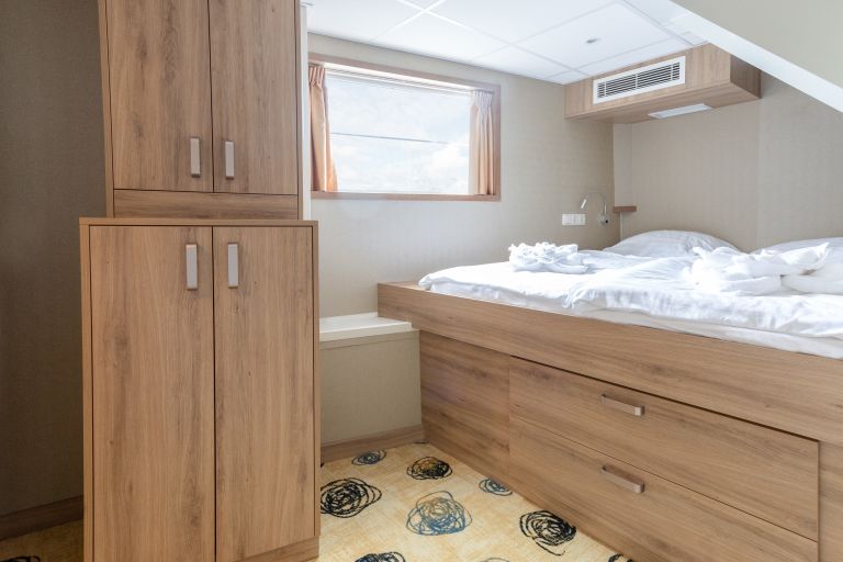 Cabina con letto matrimoniale su nave da crociera fluviale De Nassau