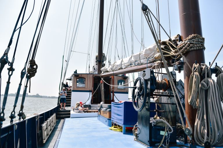 Dettagli delle vele e delle corde del veliero "Mare Fan Fryslan" nel porto di Enkhuizen, Olanda.