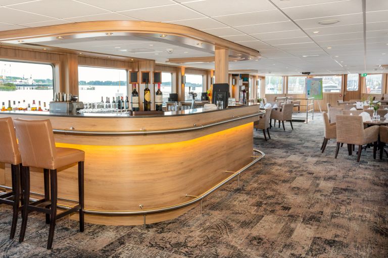 Ristorante con bancone e sedie a bordo della barca De Holland