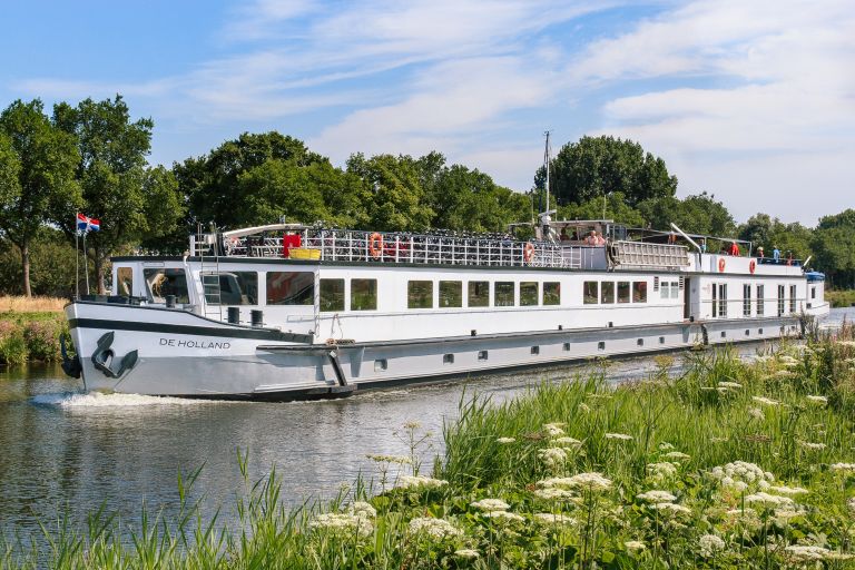 Barca fluviale De holland in navigazione lungo un canale olandese