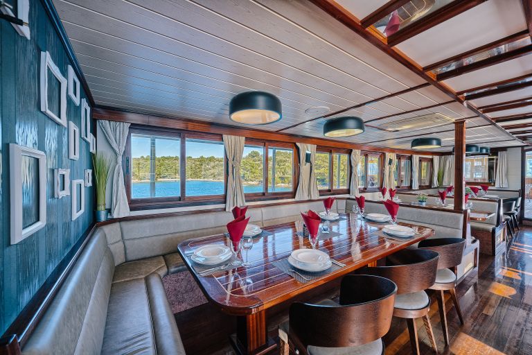 Dettaglio sul tavolo sala pranzo barca Magellan