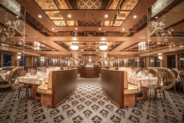 Ampio ristorante con arredo elegante e tavoli preparati