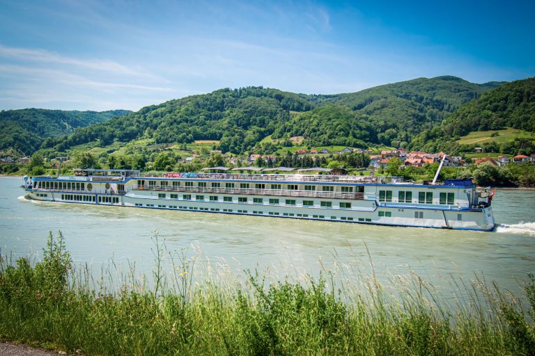 Paesaggio fluviale lungo il Danubio, Austria con "Swiss Crown" in navigazione