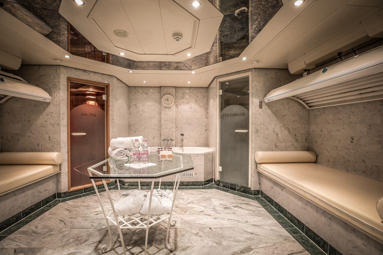 Sauna e area benessere lussuosa su una nave da crociera.