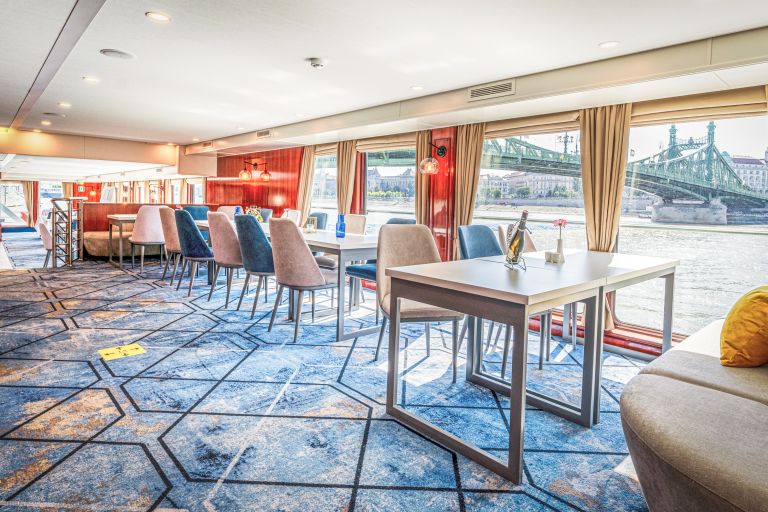 Sala da pranzo con ampie finestre e vista sul fiume Danubio, vacanze in bici e barca