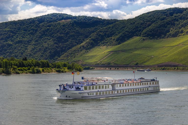 Nave da crociera fluviale su un fiume panoramico in Germania.