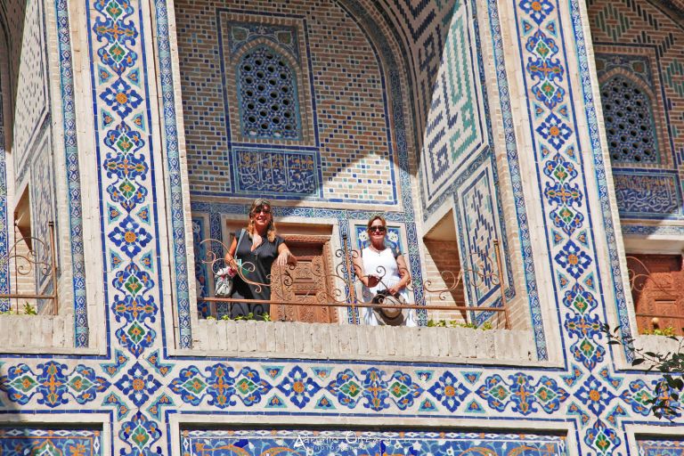 Visitatori ammirano l'architettura islamica di una moschea, Samarcanda
