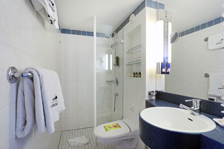 Bagno con doccia in cabina sulla nave da crociera.