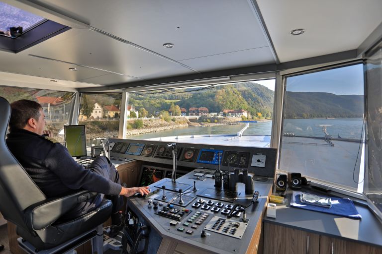 Capitano che guida la nave dalla cabina di pilotaggio