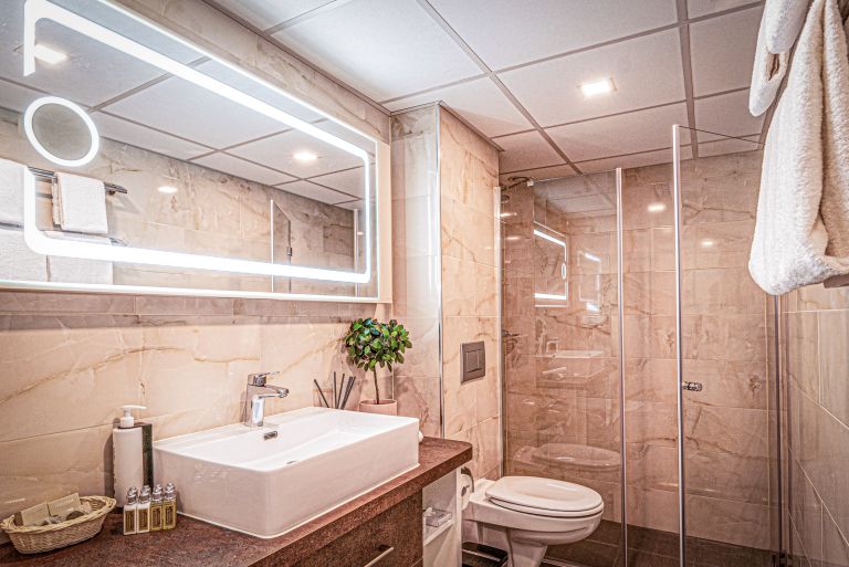 Dettaglio bagno di lusso con arredi moderni su una crociera fluviale, interno