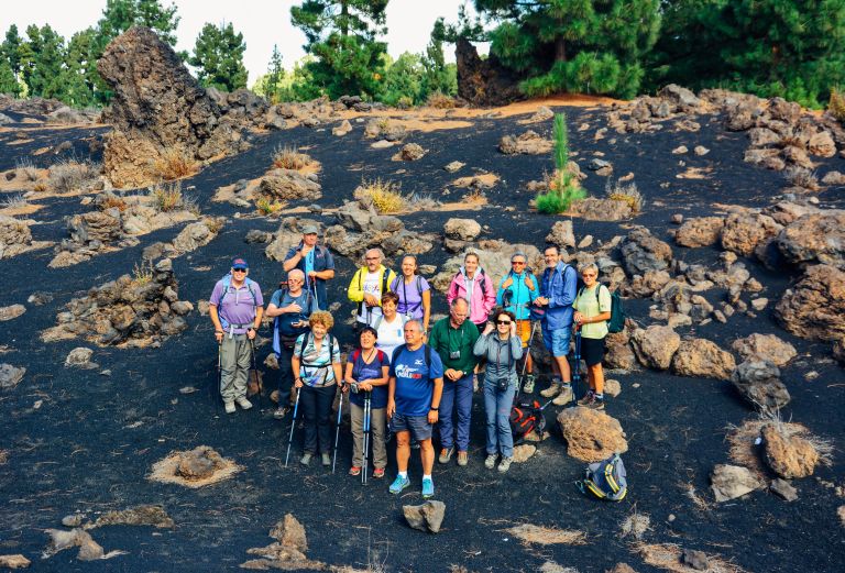 Gruppo di escursionisti in un paesaggio vulcanico a Tenerife, trekking tour alle Isole Canarie, Spagna