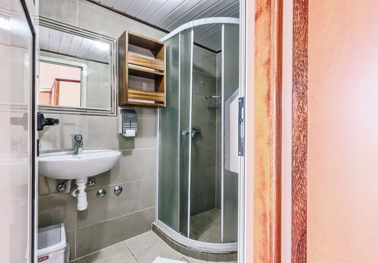 Barca "Andela Lora", interni bagno con doccia