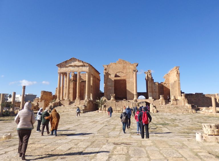 Turisti fra i templi romani del Capitolium di Sbeitla, tappa culturale in Tunisia