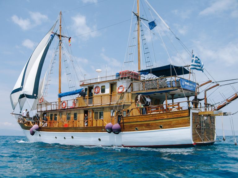 Barca tradizionale "Panagiota" con bandiera greca in navigazione nelle Isole Saroniche.
