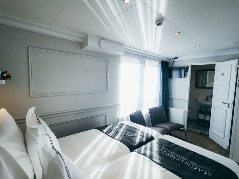 Cabina illuminata dalla luce esterna