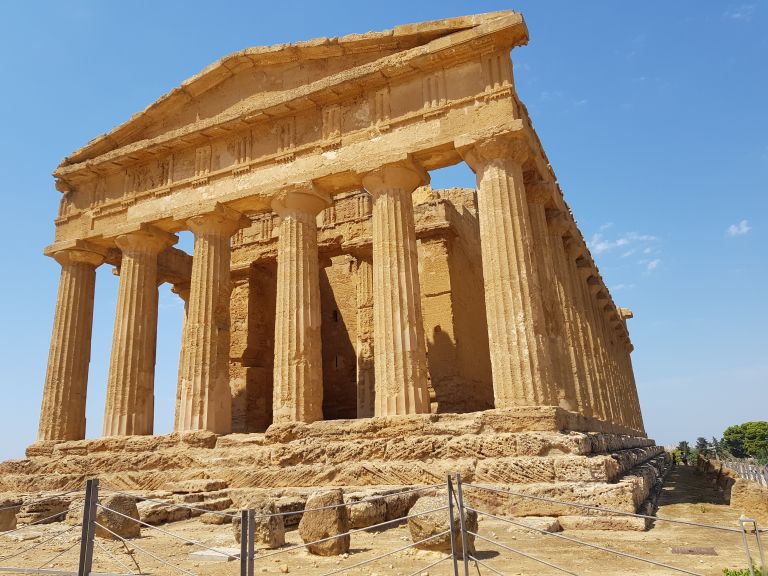 Tempio della Concordia nella Valle dei Templi, Agrigento, esempio di architettura greca antica in Sicilia.