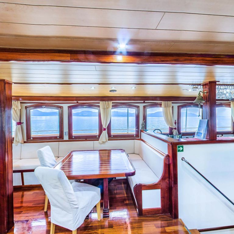 Area salotto con decorazioni in legno su una crociera fluviale.