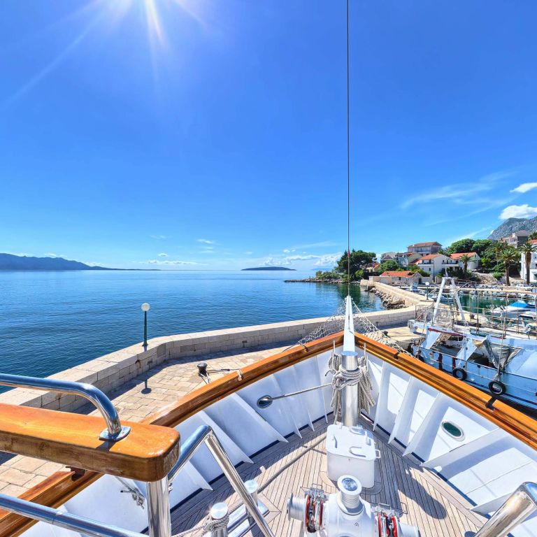 Vista dal ponte di una yacht ancorato in Croazia.