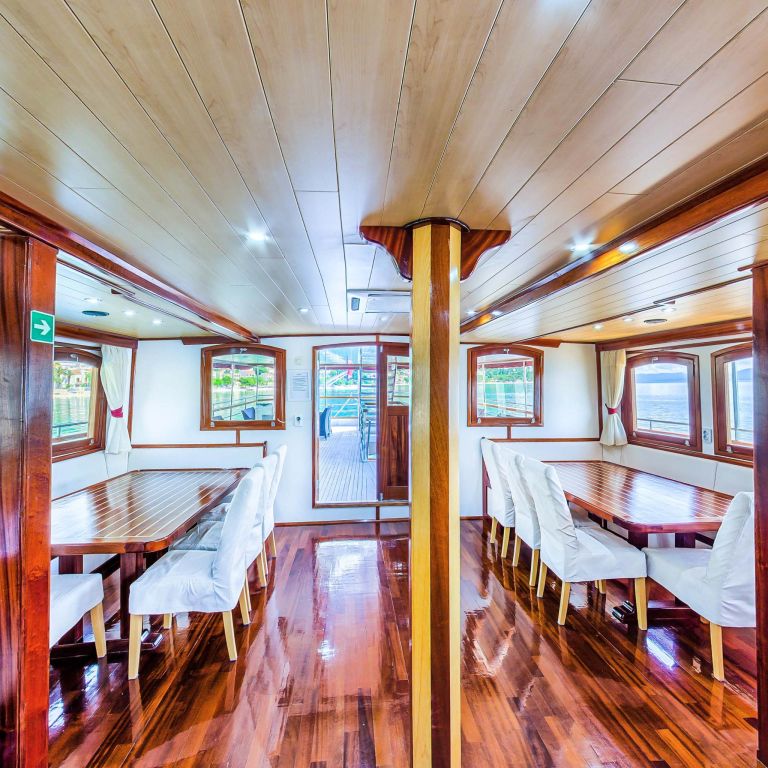 Sala da pranzo con interni in legno su una nave da crociera.