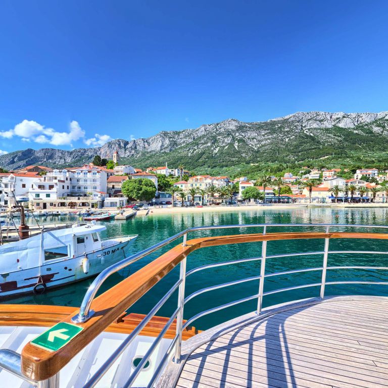 Bello scorcio su barche nel piccolo porto di mare