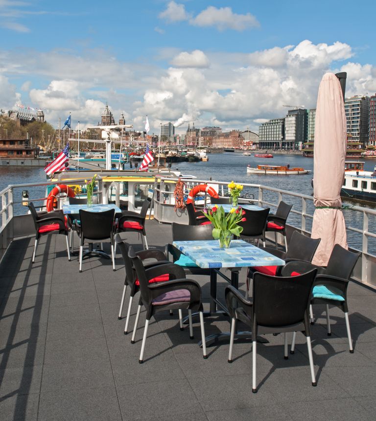 dettaglio sul ponte della barca con vista sulla città dal canale