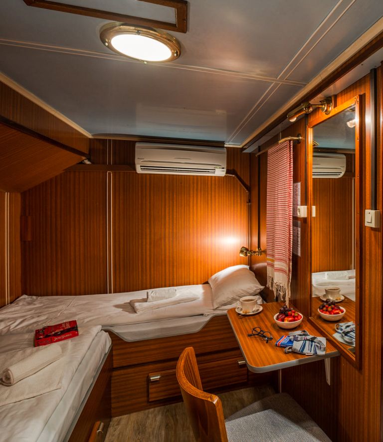 Cabina doppia con due letti singoli barca "L'Estello"