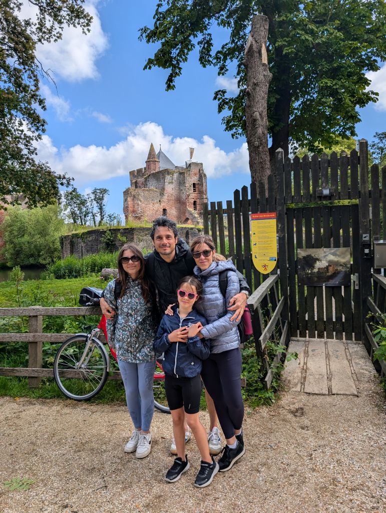 Famiglia in posa per una foto davanti a un parco, Haarlem, vacanze in bici in famiglia "Girolibero"