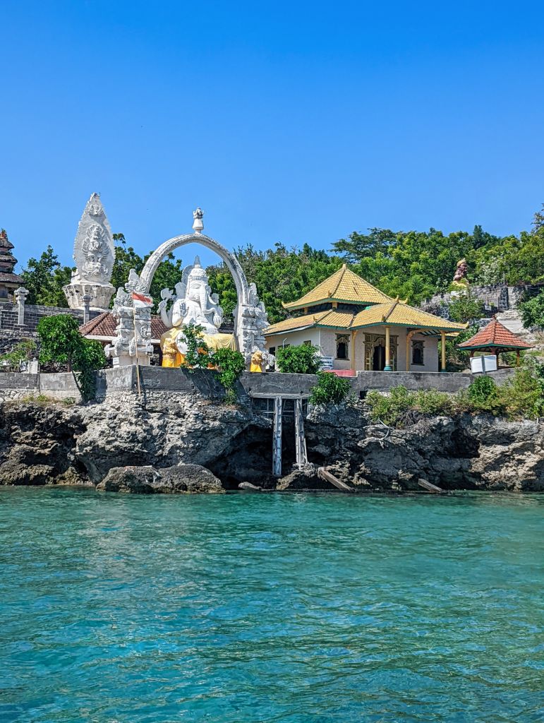 Costa e templi sull'isola di Nusa Penida, vicino a Bali, Indonesia.