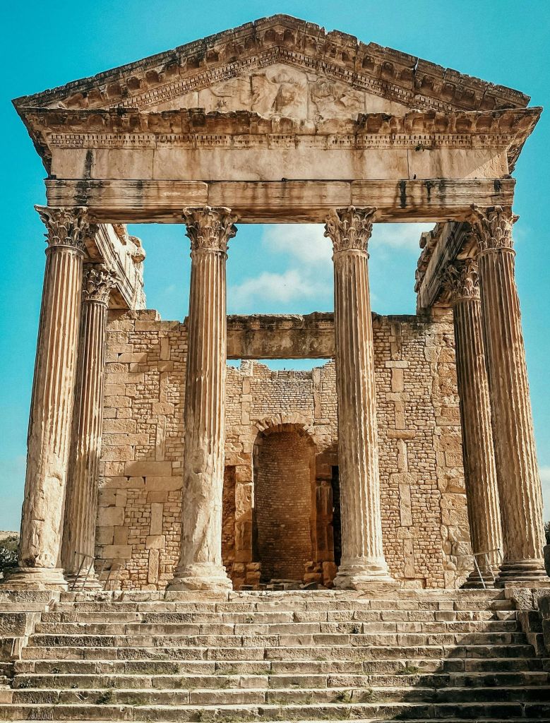 Tempio romano di Dougga con colonne antiche, Tunisia.