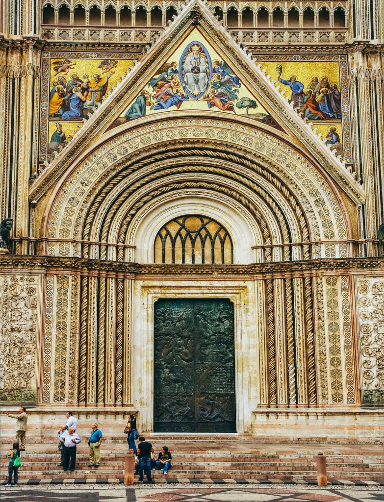Fassade des Doms von Orvieto mit Mosaiken und gotischen Details, Umbrien.