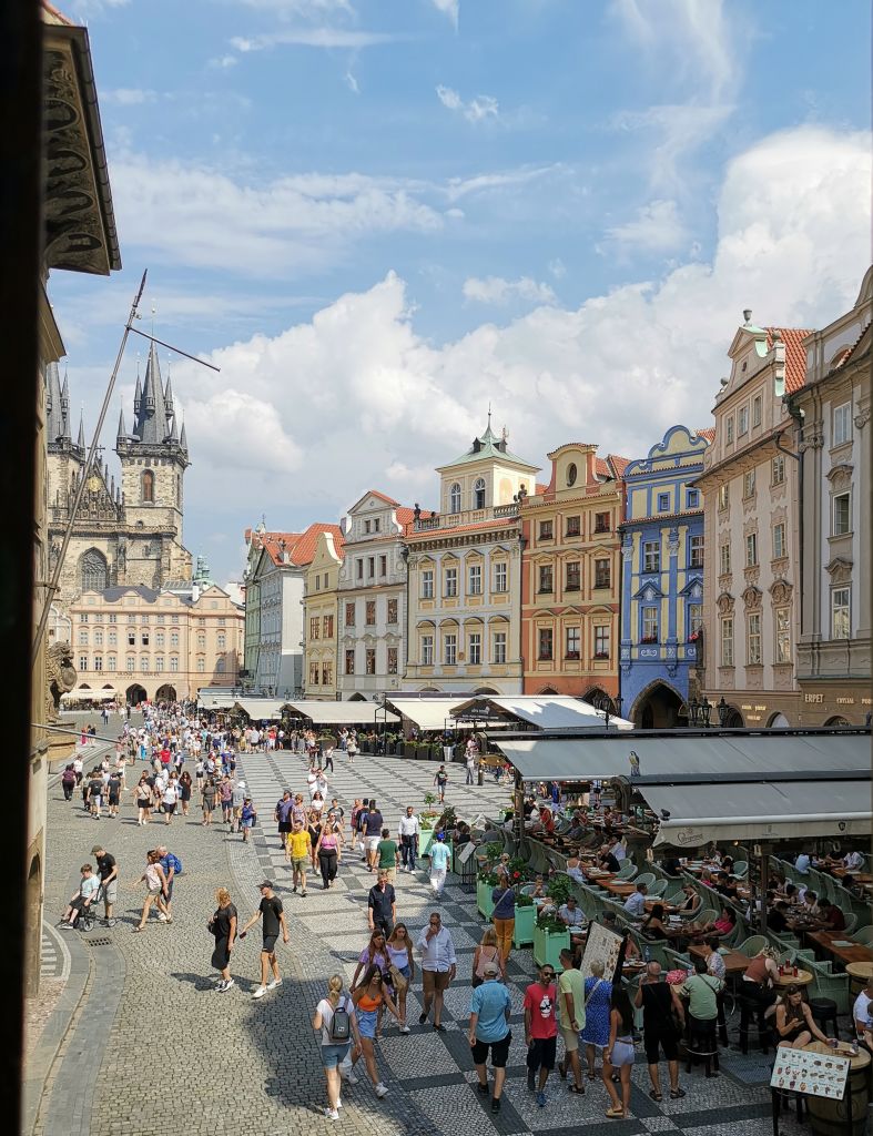 Vista panoramica della Piazza della Città Vecchia di Praga con chiesa di San Nicola e mercato all’aperto.