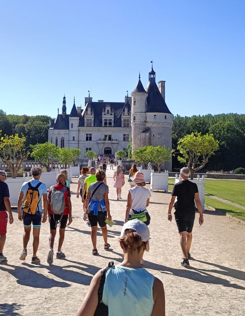 Turisti a piedi in vacanza con Girolibero al Castello di Chenonceau, una delle principali attrazioni della Valle della Loira. Vacanze in bicicletta.